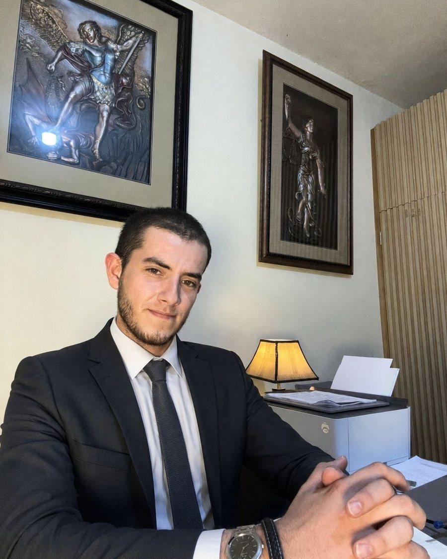 Abogado Jeremy Ochoa, asociado de Consorcio Jaramillo & Asociados, especialista en derecho civil, familia, mercantil y laboral