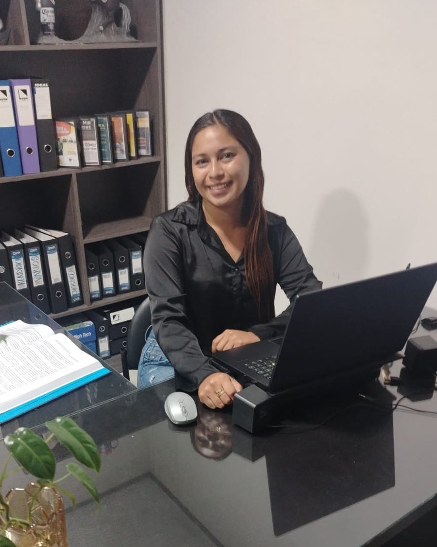 Abogada Lisbeth Garofalo, colaboradora de Consorcio Jaramillo & Asociados en temas de familia, sentada frente a su escritorio
